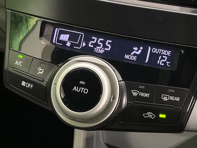 TOYOTA PRIUS Alpha 2012