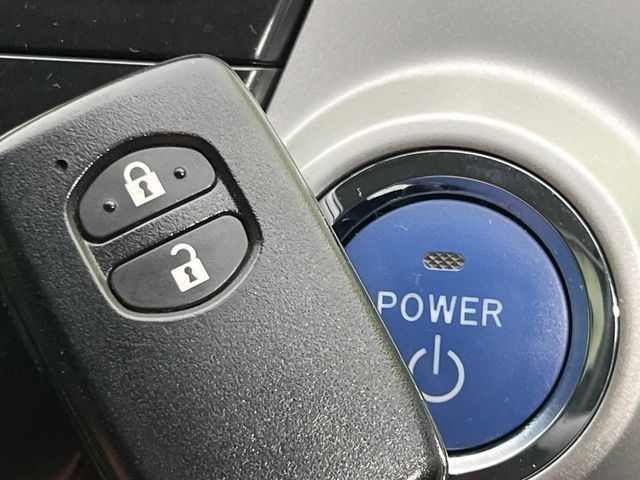 TOYOTA PRIUS Alpha 2012