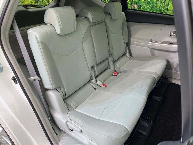 TOYOTA PRIUS Alpha 2012