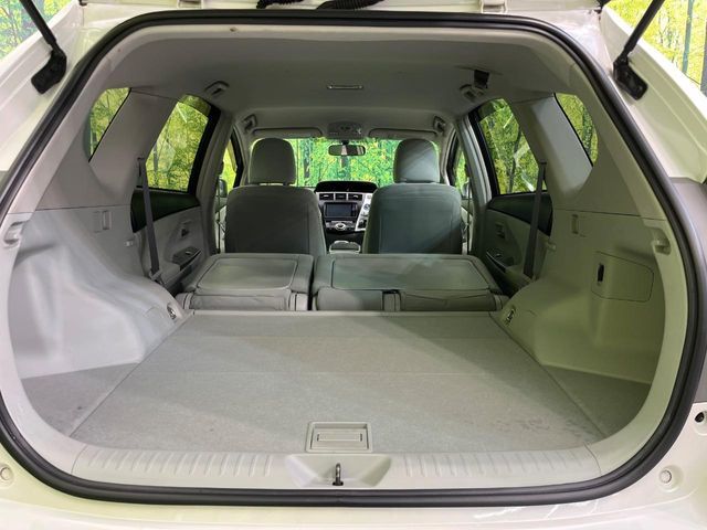 TOYOTA PRIUS Alpha 2012