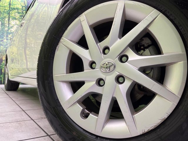 TOYOTA PRIUS Alpha 2012