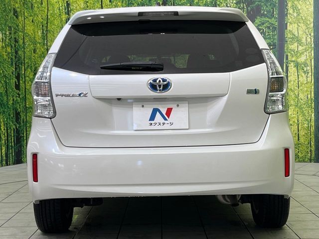 TOYOTA PRIUS Alpha 2012