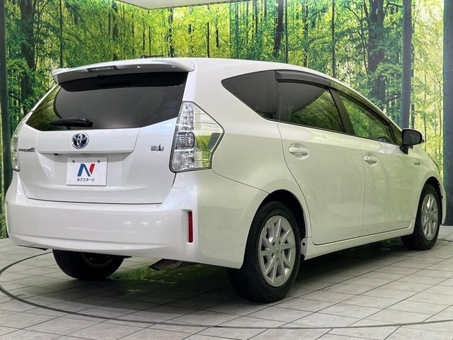 TOYOTA PRIUS Alpha 2012