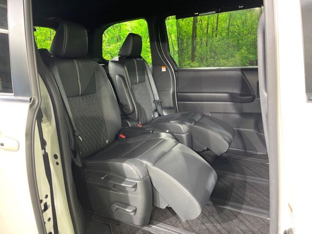 TOYOTA NOAH HYBRID 2023