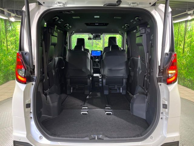 TOYOTA NOAH HYBRID 2023