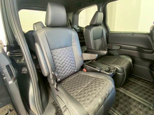 TOYOTA VOXY HYBRID 2023