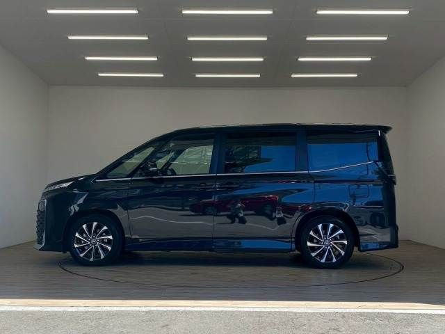 TOYOTA VOXY HYBRID 2023