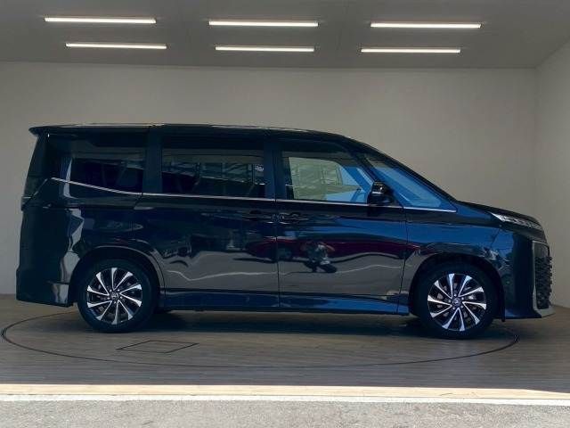 TOYOTA VOXY HYBRID 2023