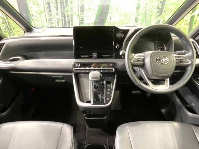 TOYOTA NOAH 4WD 2025