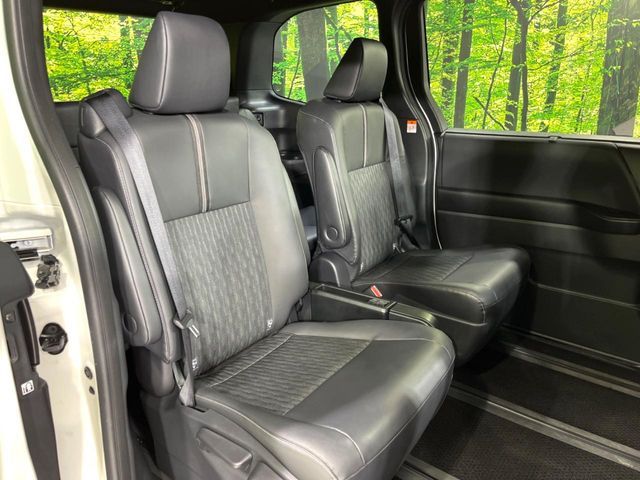 TOYOTA NOAH 4WD 2025