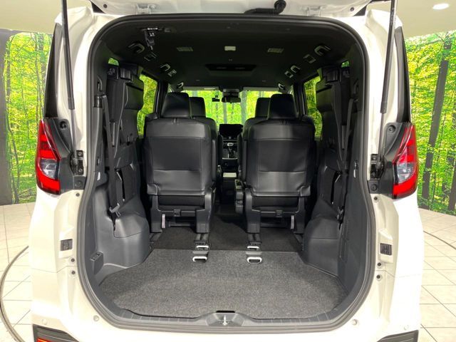 TOYOTA NOAH 4WD 2025