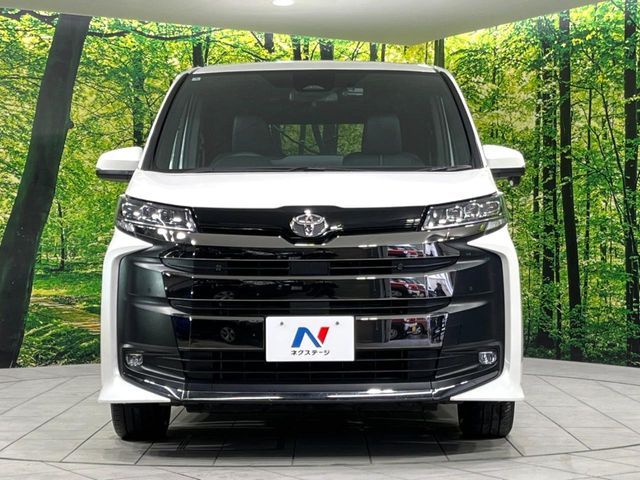 TOYOTA NOAH 4WD 2025