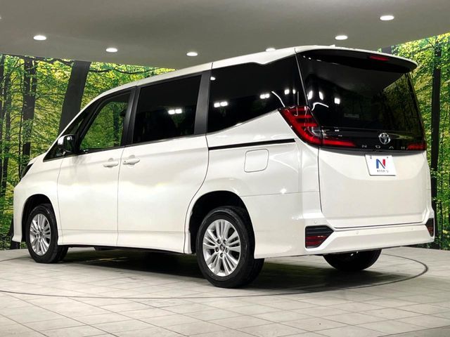 TOYOTA NOAH 4WD 2025