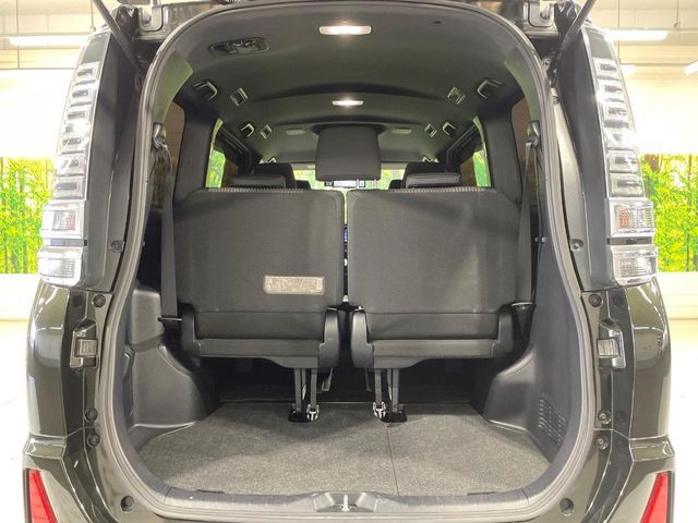 TOYOTA VOXY HYBRID 2018