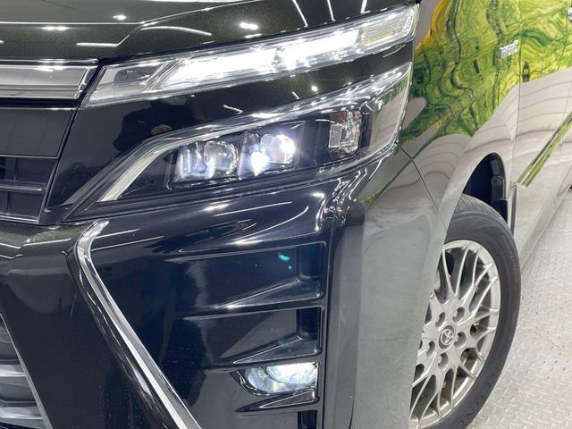TOYOTA VOXY HYBRID 2018