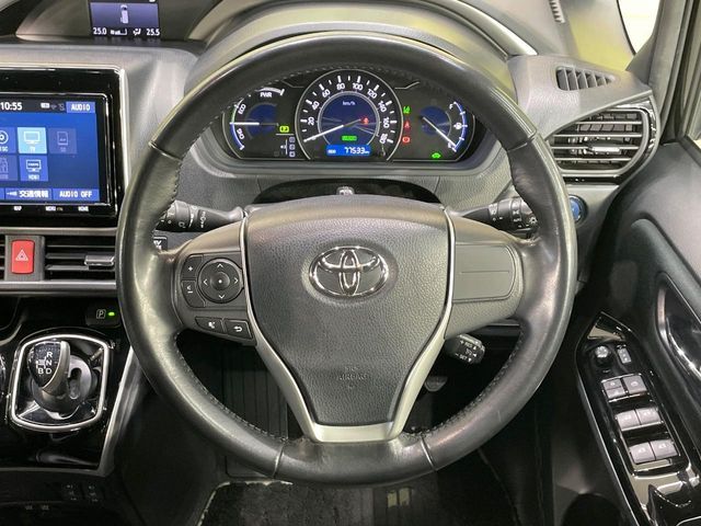 TOYOTA VOXY HYBRID 2018