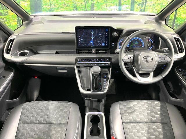 TOYOTA VOXY HYBRID 2025