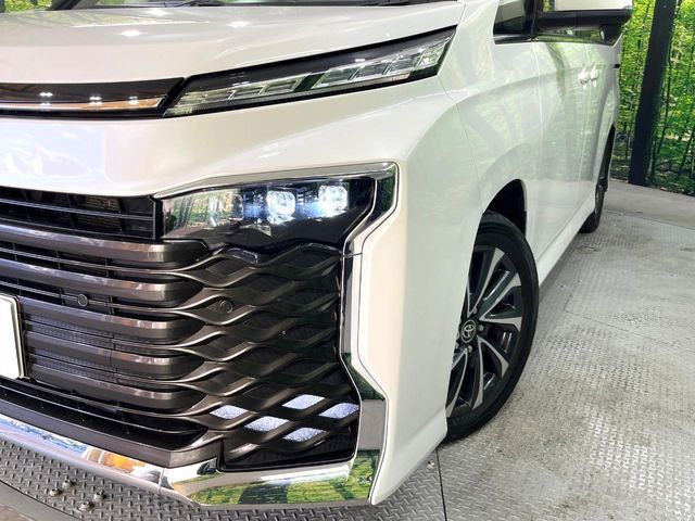 TOYOTA VOXY HYBRID 2025