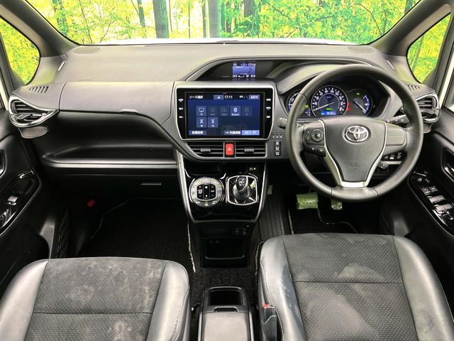 TOYOTA VOXY HYBRID 2021