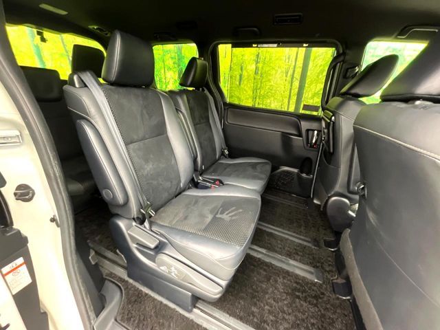 TOYOTA VOXY HYBRID 2021