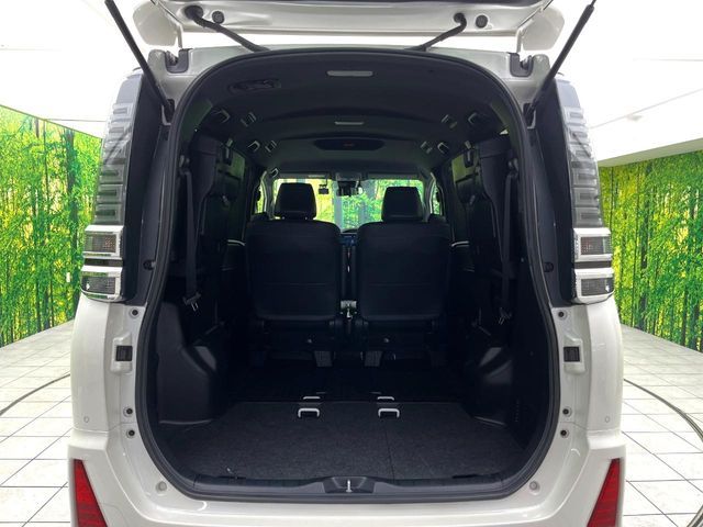 TOYOTA VOXY HYBRID 2021