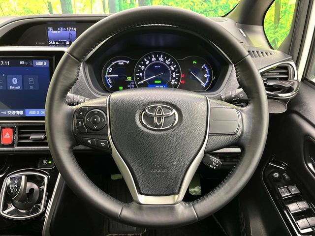 TOYOTA VOXY HYBRID 2021