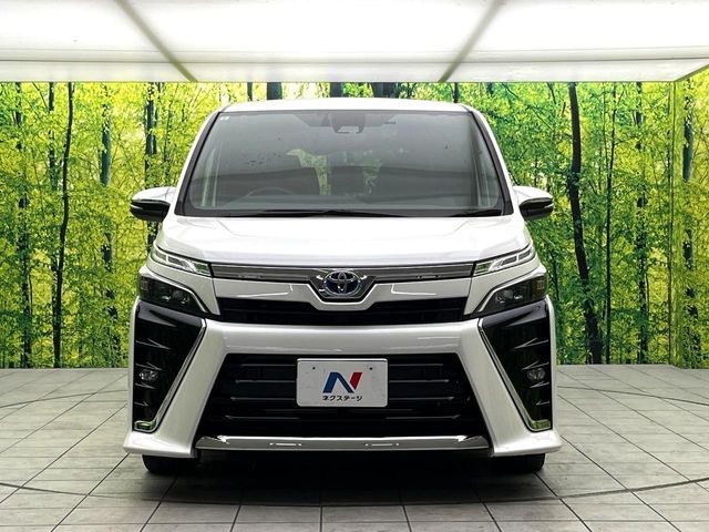 TOYOTA VOXY HYBRID 2021