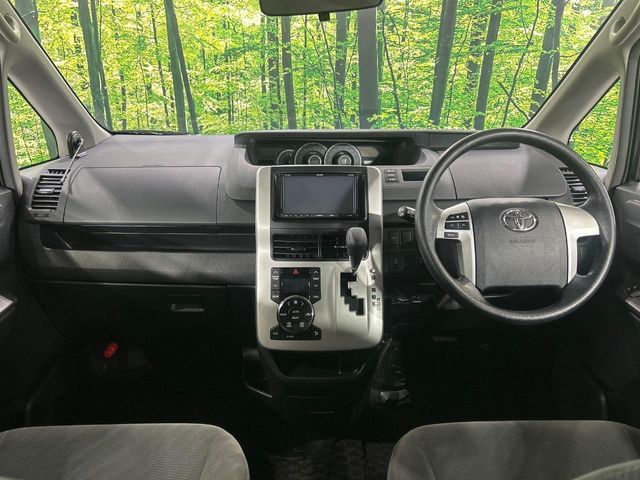 TOYOTA VOXY 4WD 2011