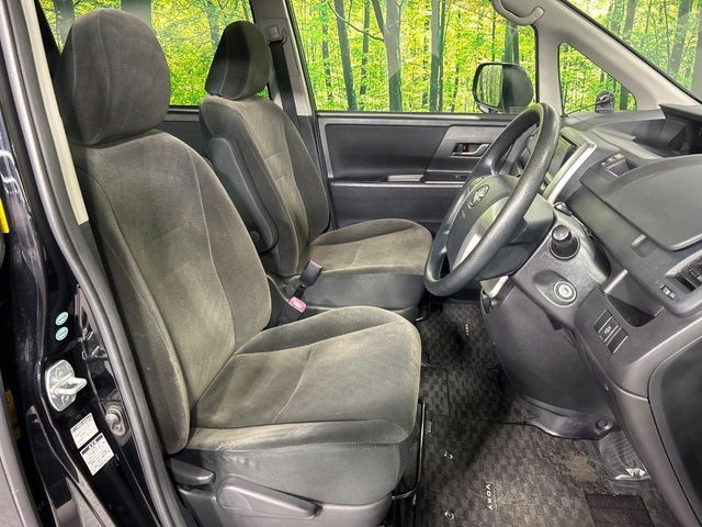 TOYOTA VOXY 4WD 2011