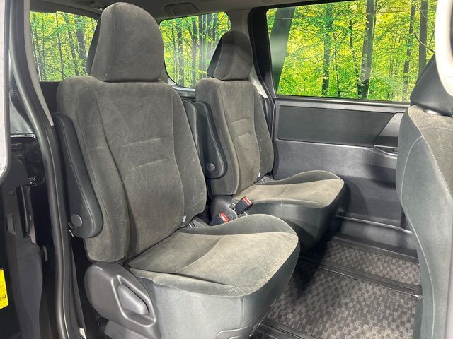 TOYOTA VOXY 4WD 2011