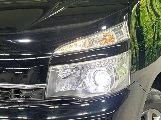 TOYOTA VOXY 4WD 2011