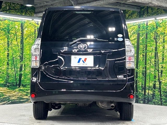 TOYOTA VOXY 4WD 2011