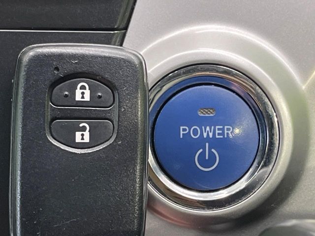 TOYOTA PRIUS Alpha 2012