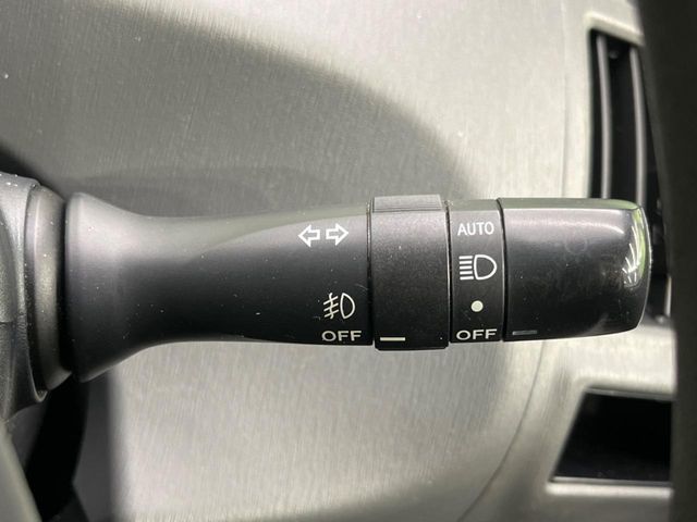 TOYOTA PRIUS Alpha 2012