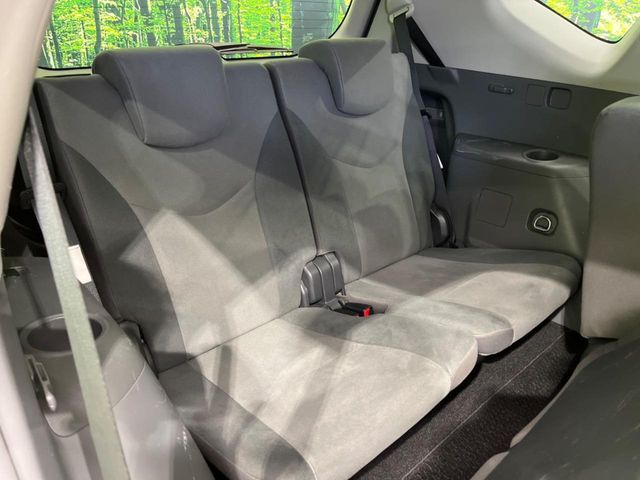 TOYOTA PRIUS Alpha 2012