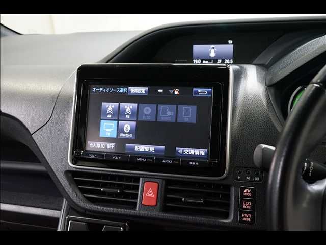 TOYOTA VOXY HYBRID 2015