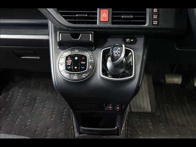 TOYOTA VOXY HYBRID 2015