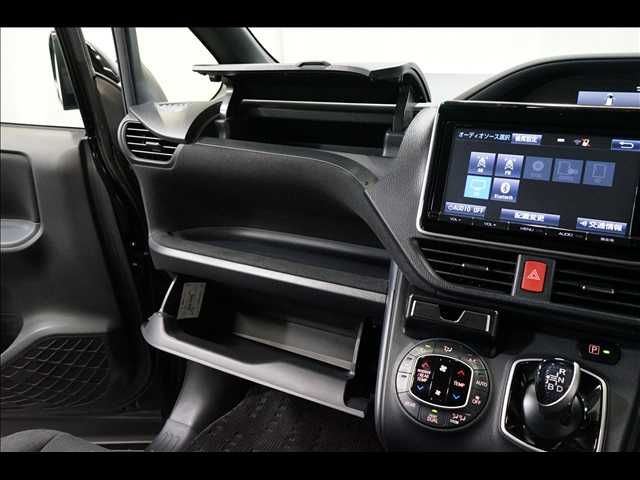 TOYOTA VOXY HYBRID 2015