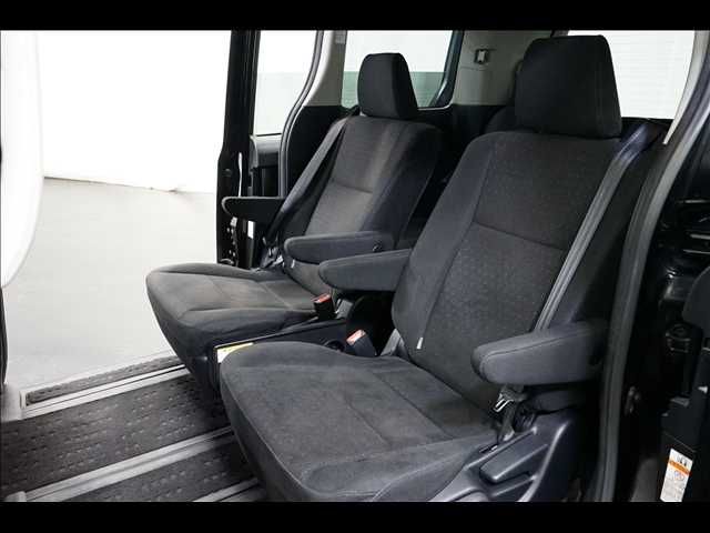 TOYOTA VOXY HYBRID 2015