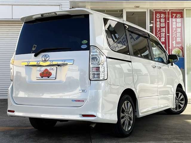 TOYOTA VOXY 2012