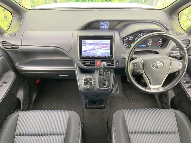 TOYOTA VOXY 2014