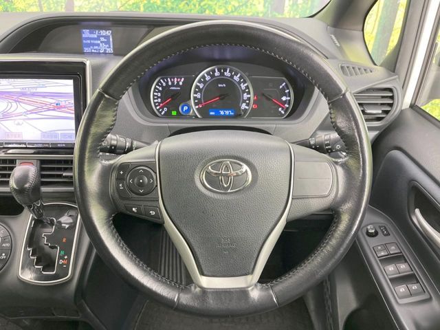 TOYOTA VOXY 2014