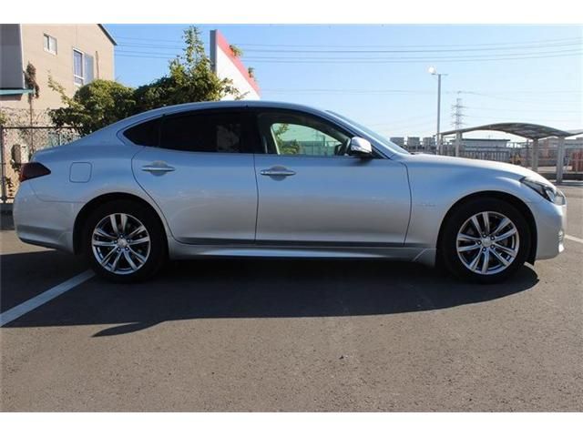 NISSAN FUGA HYBRID 2015