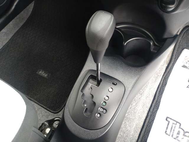 TOYOTA VITZ  4WD 2012