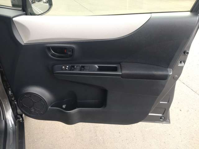 TOYOTA VITZ  4WD 2012