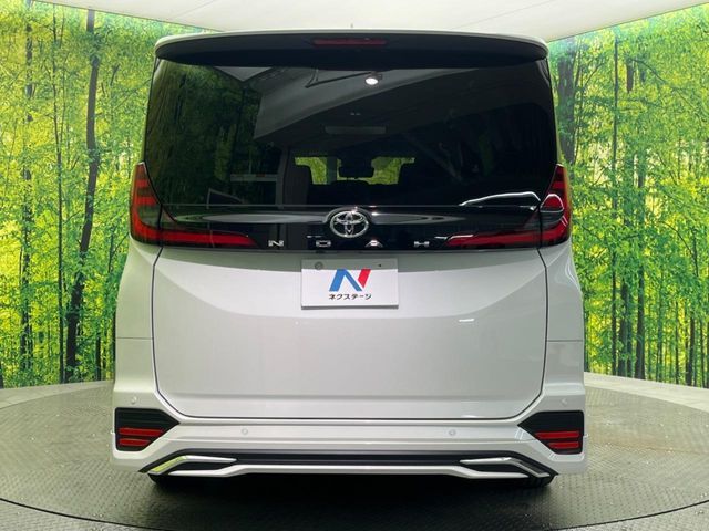 TOYOTA NOAH 2022