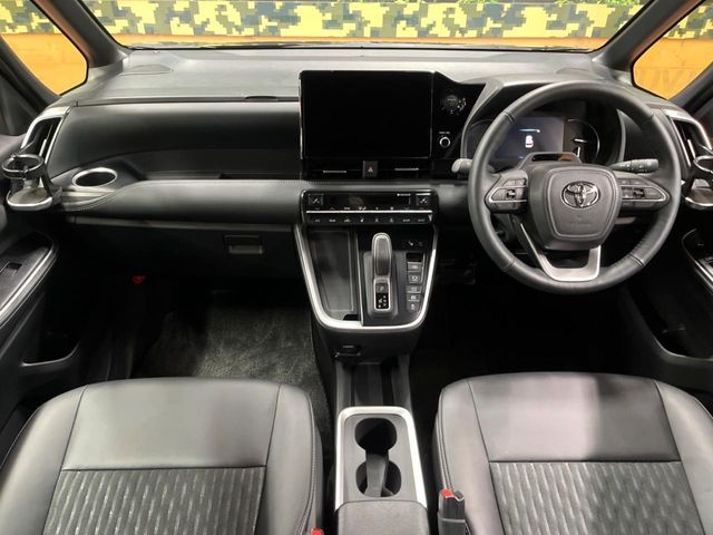 TOYOTA NOAH HYBRID 2024