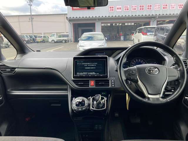 TOYOTA NOAH HYBRID 2017