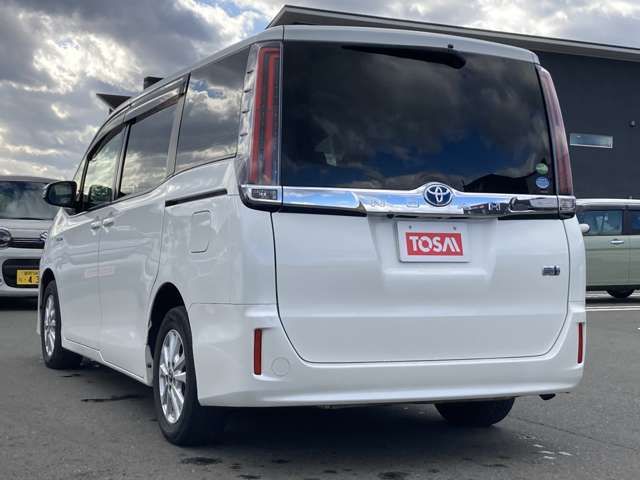 TOYOTA NOAH HYBRID 2017
