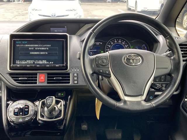 TOYOTA NOAH HYBRID 2017